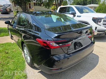 2026 Toyota Camry LE - miniatura 2