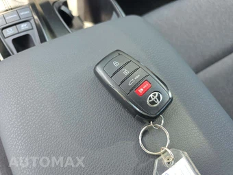 2026 Toyota Camry LE - miniatura 8