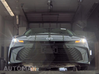 2026 Toyota Camry LE - miniatura 3