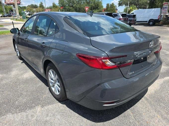 2026 Toyota Camry LE - miniatura 2