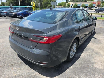 2026 Toyota Camry LE - miniatura 3