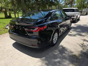 2026 Toyota Camry LE - miniatura 3