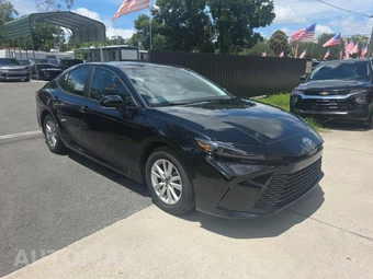 2026 Toyota Camry LE - miniatura 3
