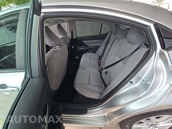 2026 Toyota Camry LE - miniatura 10