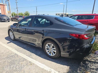 2026 Toyota Camry LE - miniatura 2