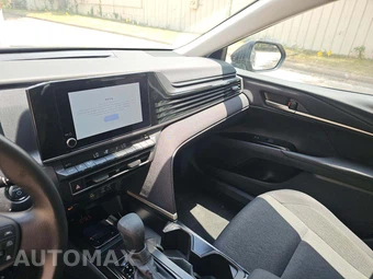 2026 Toyota Camry LE - miniatura 10