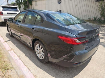 2026 Toyota Camry LE - miniatura 2