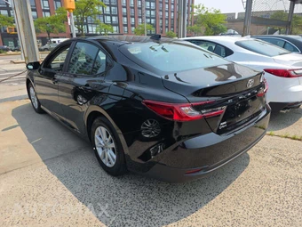 2026 Toyota Camry LE - miniatura 2