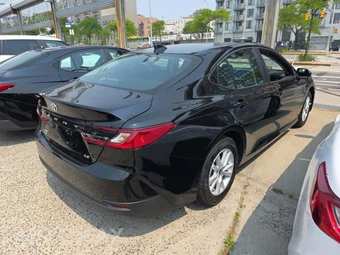 2026 Toyota Camry LE - miniatura 3