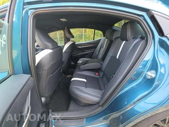 2026 Toyota Camry SE – miniatura 13