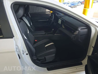 2026 Toyota Camry SE - miniatura 8