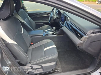 2026 Toyota Camry SE - miniatura 8