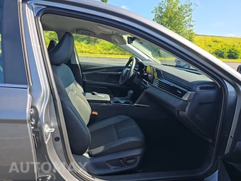 2026 Toyota Camry XLE - miniatura 8