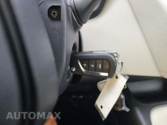 2026 Toyota Corolla Hybrid LE Sedan - miniatura 8