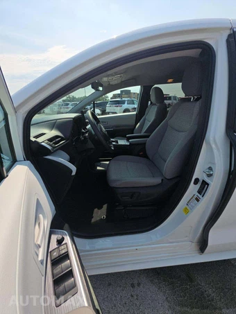 2026 Toyota Sienna LE 8-Passenger 120.5" WB - miniatura 3