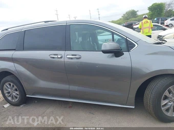 2026 Toyota Sienna XLE 7-Passenger 120.5" WB - miniatura 14