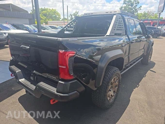 2026 Toyota Tacoma i-FORCE MAX Trailhunter Crew Cab Long Bed - miniatura 3