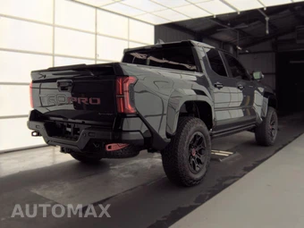 2026 Toyota Tacoma i-FORCE MAX TRD Pro Crew Cab Medium Bed - miniatura 4
