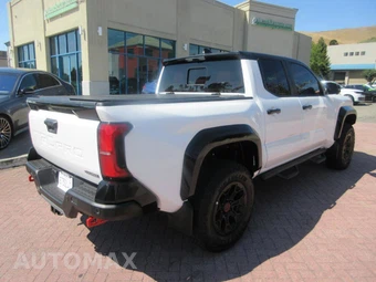 2026 Toyota Tacoma i-FORCE MAX TRD Pro Crew Cab Medium Bed - miniatura 2