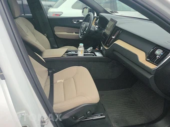 2026 Volvo XC60 B5 Plus - miniatura 8
