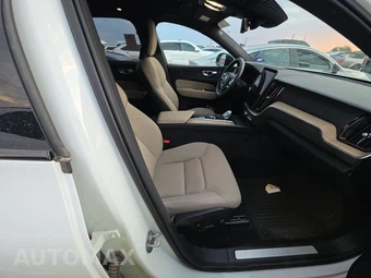 2026 Volvo XC60 B5 Plus - miniatura 8