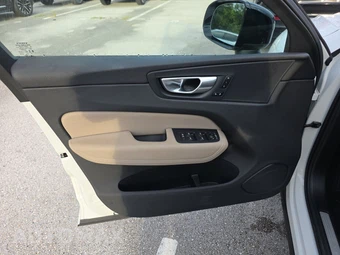 2026 Volvo XC60 B5 Plus - miniatura 9