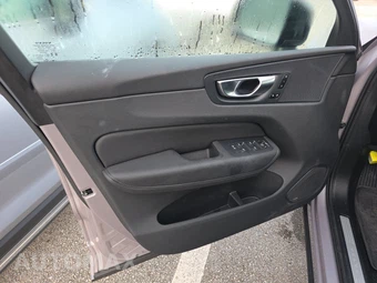 2026 Volvo XC60 B5 Plus - miniatura 9