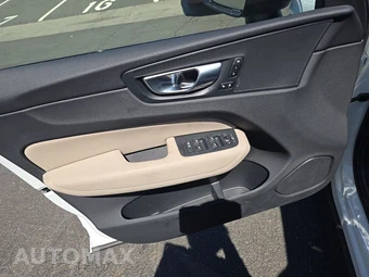 2026 Volvo XC60 B5 Plus - miniatura 9
