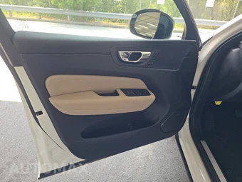 2026 Volvo XC60 B5 Plus – miniatura 15