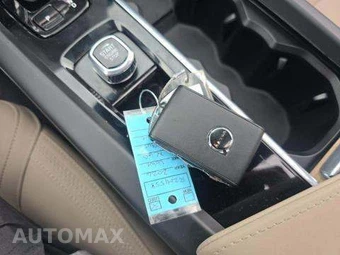 2026 Volvo XC60 B5 Plus - miniatura 9