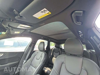 2026 Volvo XC60 Plug-In Hybrid T8 Ultra Black Edition - miniatura 11
