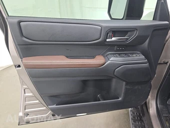 2027 Toyota Land Cruiser - miniatura 9